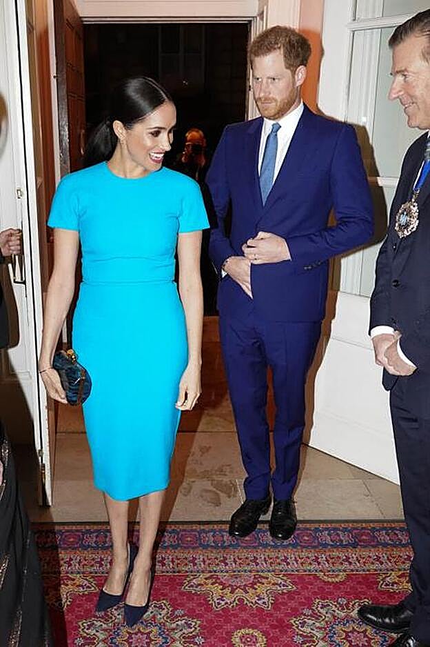 Meghan lució un favorecedor vestido azul de la diseñadora inglesa Victoria Beckham en su última visita al Reino Unido.