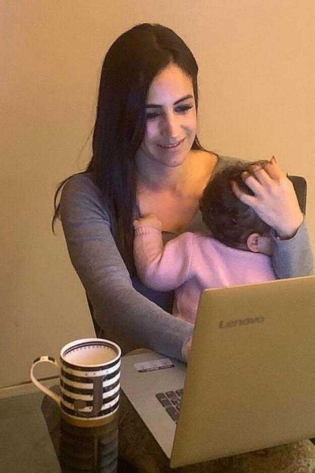 Begoña Villacís está pasando el encierro junto a sus hijas y su familia. Pincha sobre la foto para ver todos los famosos que han dejado sus mensajes y reflexiones para #mujerhoyencasa.