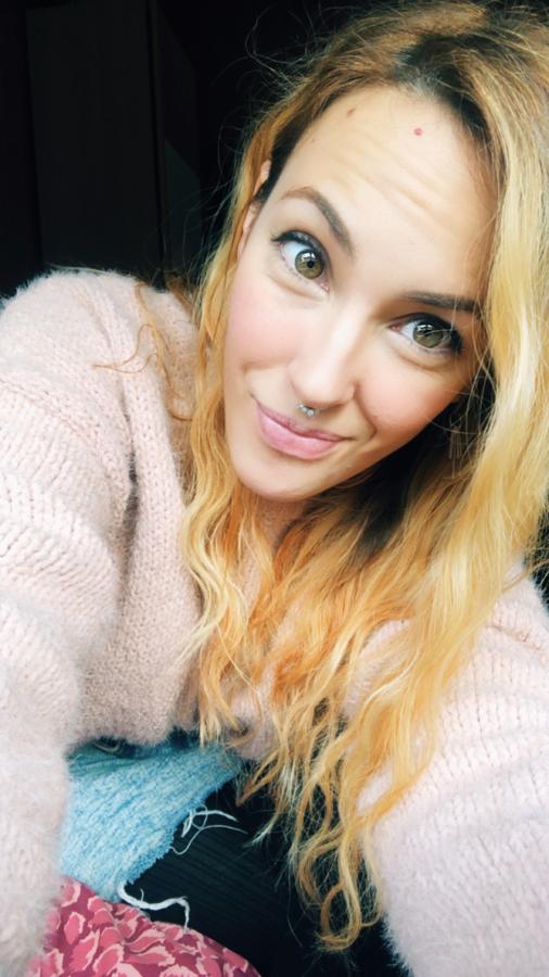 Olaya Alcázar, cantante, pianista y creadora del 'hit' viral 'Quédate en tu puta casa' asegura que "hice el tema para pasárselo a mis amigos, pero jamás hubiera pensado que llegaría a tanta gente". Pero, ahora que tiene tiempo, lo está perfeccionando junto a su compañero de piso, Pablo.