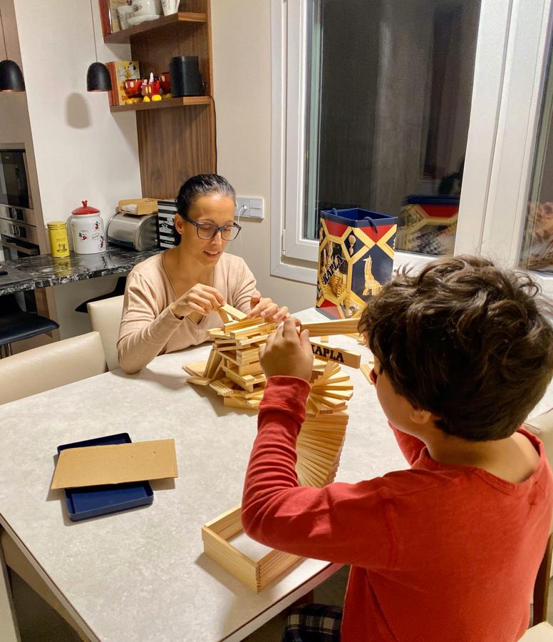 Teresa Perales explica cómo está organizándose con su hijo para que no pierda el ritmo de las clases: "Mi hijo, que cumple estos días 10 años, está dando clases a través del ordenador. Y hemos organizado un horario, con alarmas en el móvil para cumplirlo: tiene su horario de cole, de recreo, de gimnasia conmigo... Y luego juega, ve una peli o está un rato con la consola. Y hacemos videollamadas con sus amigos para que no haya una desconexión total". Lee su reflexión completa  pinchando en este link .