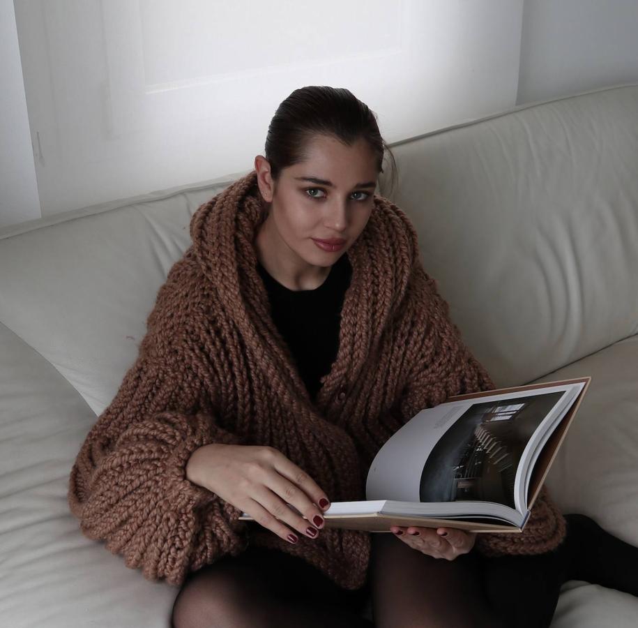 La modelo Yasmina Paiman nos cuenta cómo y con quién está viviendo esta cuarentena por el coronavirus: "Estoy viviendo el confinamiento con mi pareja [el presentador Dani Mateo] y mis gatos. Aunque sigo las noticias, intento desconectar un poco".