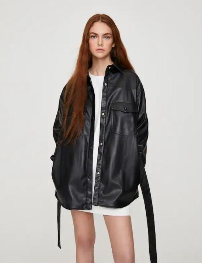 En Pull&Bear también la puedes encontrar (29,99 euros).
