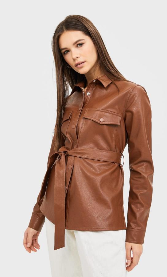 Stradivarius propone un modelo en color marrón que está rebajada (12,99 euros).