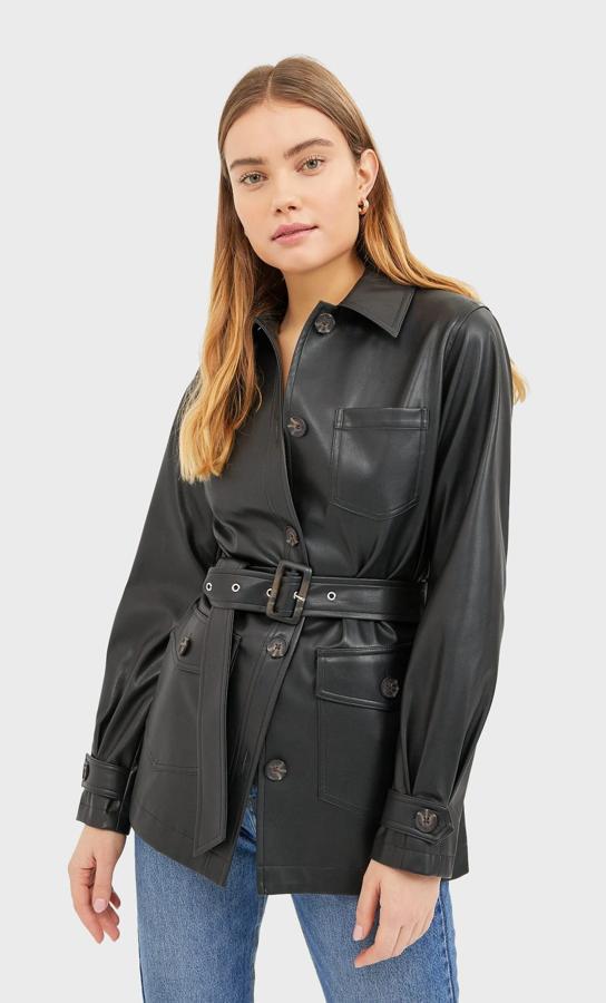Diseño largo, en color negro con cinturón de Stradivarius (35,99 euros).