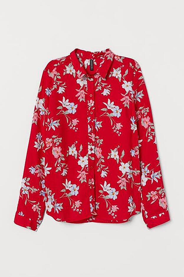 Una combinación de colores muy oriental: fores azules y fondo rojo.