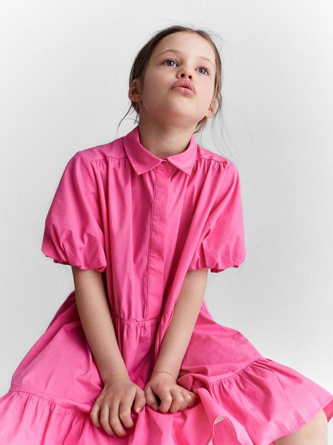 Todavía quedan princesas en las casa. Si tú tienes una, enséñale este vestido de popelín de Zara de su nueva colección de niños de primavera. No va a parar hasta que se los compres, ese es el único peligro.