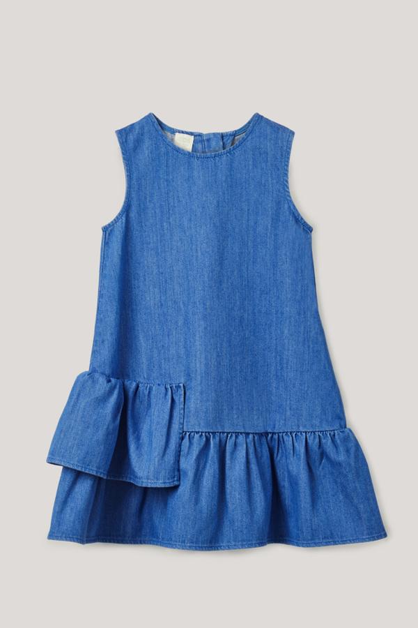 Se lleva el denim. Es cómodo y resistente así que ¿por qué no en un vestido? Y no tiene que ser de sport, este de COS es de corte romántico y la mezcla es sobresaliente.