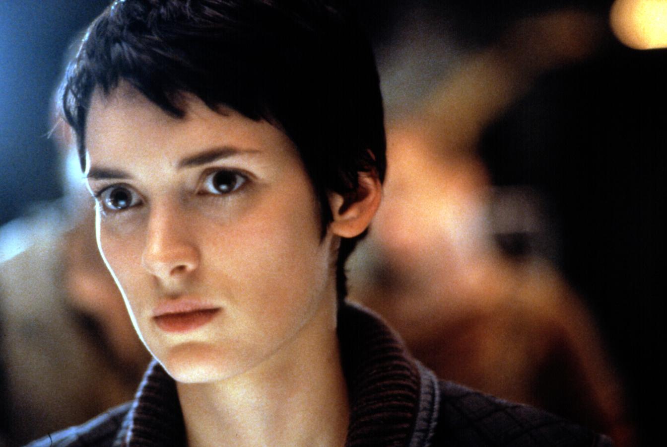 La intérprete fue detenida en 2001 por robar en una tienda de ropa. Pagó 3.700 euros de multa y cumplió con una condena de trabajos comunitarios. Años después explicó que no recordaba lo que había hecho porque en ese momento ingería unos analgésicos por una fractura en el brazo. Sin embargo, como se verá más adelante, puede que no sólo fueran analgésico y que ni tan siquiera fueran necesarios.