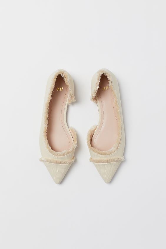 Bailarinas de H&M con punta, aberturas en el interior del calzado y flecos en tono crudo. Ideales para la primavera. (24,99 euros).