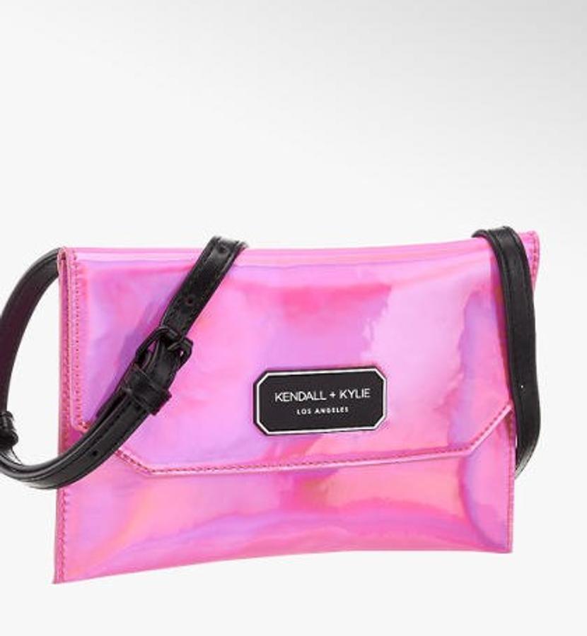 Kendall y Kilye también aportan una visión aún más moderna del flúor proponiendo una riñonera en amarillo con estampado de serpiente, ¡solo apta para atrevidas! (19,99€).