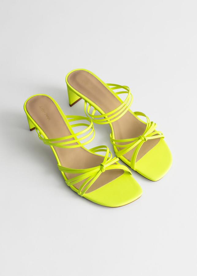 Flúor, tiras y con la punta cuadrada, la verdad es que estas sandalias amarillas de &OtherStories reúnen casi todas las tendencias en cuanto a zapatos de la primavera (89€).
