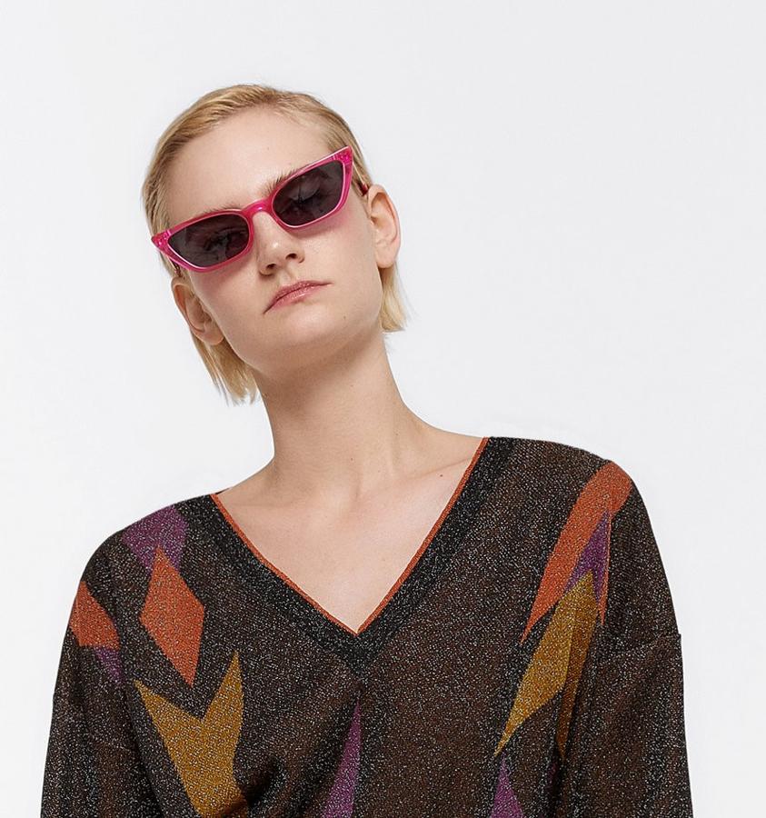 En un listado de complementos no podían faltar las gafas de sol, ¡y sí! ¡También el flúor ha llegado a ellas esta primavera! Nos quedamos con estas de ojo de gato de Uterqüe (79€).