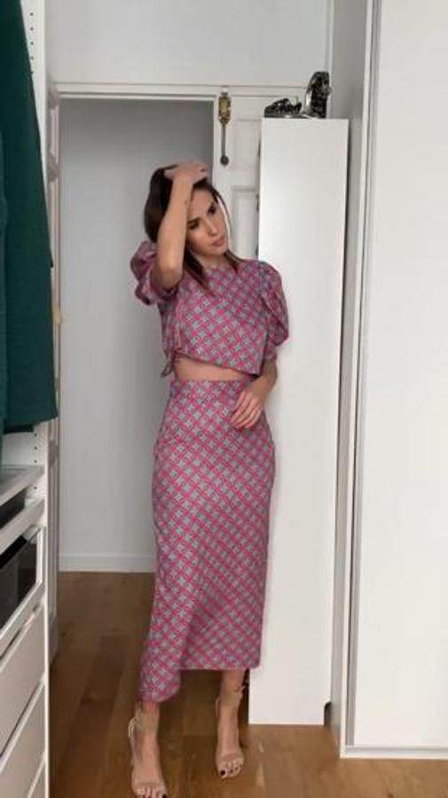 Para las más clásicas. esta propuesta es una apuesta segura. Un conjunto de falda recta larga y crop top de manga corta abullonada estampado de Panambi.