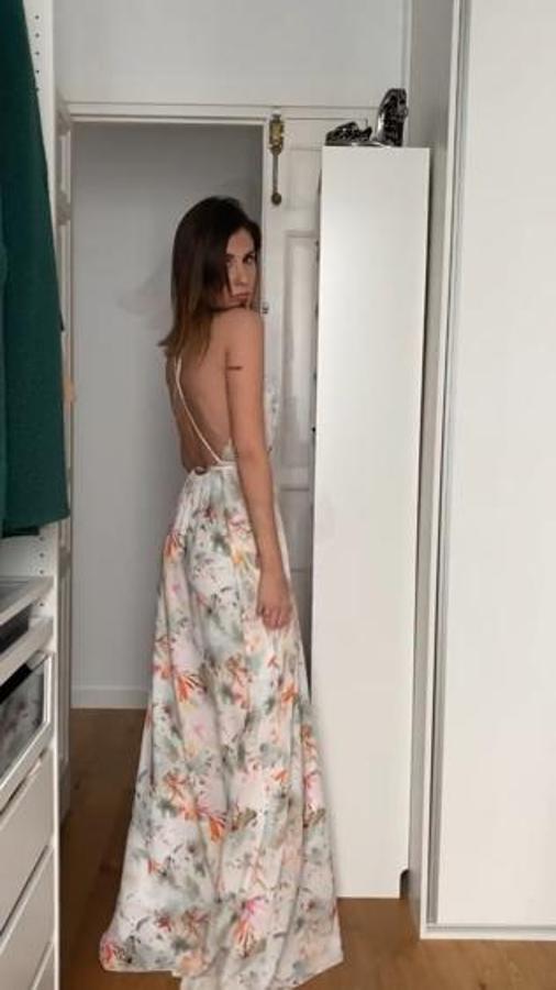 Si el protocolo lo permite y puedes usar vestido largo, este de Kaoa es tod un acierto. Un diseño de flores delicadas en tonos pasteles con un impresionante escote a la espalda que se lleva todo el protagonismo.