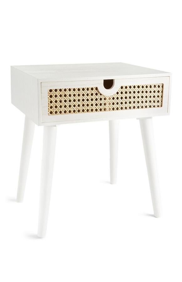 Tu dormitorio parecerá otro si te haces con unas mesillas de noche blancas como esta, con cajón. Tiene un precio de 20 euros.