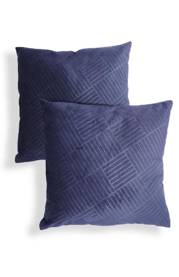 Este pack de dos cojines de terciopelo en color morado tiene un precio genial, 12 euros. También los tienes disponible en otras tonalidades.