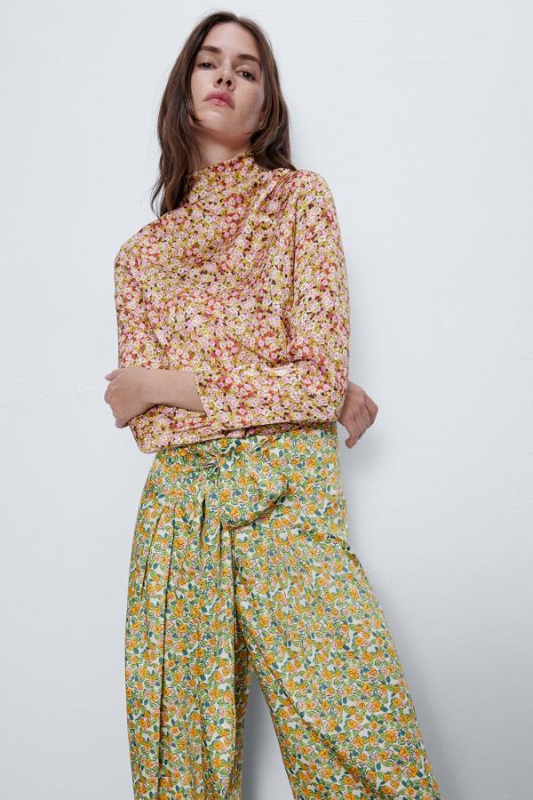 Este cuerpo drapeado con estampado floral aún está disponible en Zara en todas sus tallas. Desde la XS a la XL, este diseño de manga larga, será uno de los protagonistas de tus looks esta primavera. Con un precio de 29,95 euros, puede darle un plus añadiéndole el pantalón a juego con el mismo estampado.