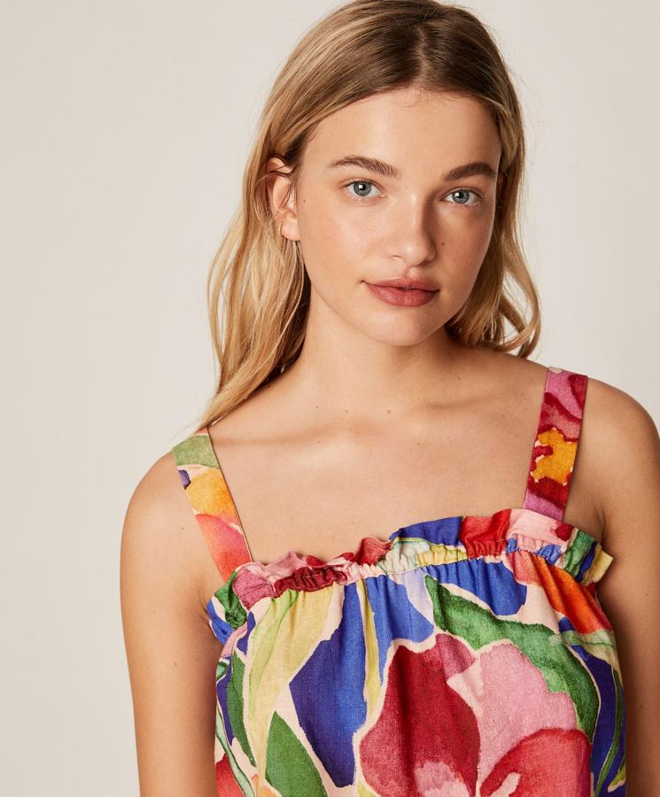 Oysho se apunta también a las prendas floreadas, y nos propone este top con maxi flores de colores, disponible en las tallas S, M y L y con un precio de 19,95 euros. Aunque te combina con todo, desde la marca nos ofrecen el pantalón a juego.