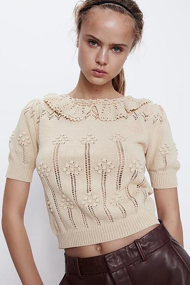 Otra delicadeza en punto de Zars, en un precioso color crudo y con cuello bebé.