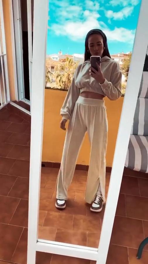 Conjunto de Bershka de tercioploe beige formado por sudadera cropped con cpaucha y pantalón flare.