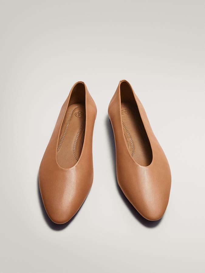 Las que apuestan por el modelo clásico, las suyas están en Massimo Dutti. De piel, con la punta redondeada, son el mejor ejemplo de bailarina de fondo de armario (59,95 euros).
