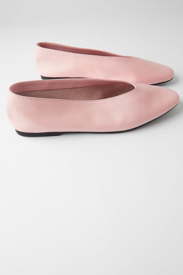 En Zara también apuestan por modelos sencillos de piel soft en tonos muy primaverales. Estas son en rosa bebé (29,95 euros).
