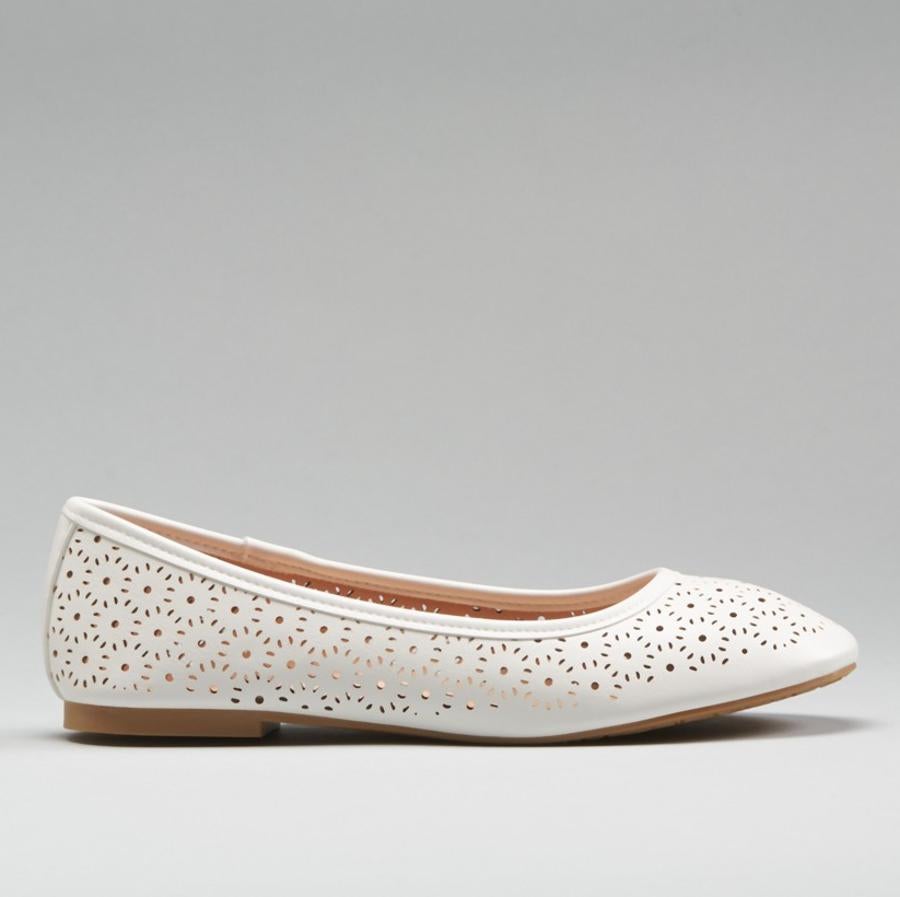 Bailarinas troqueladas con suela de goma, en color blanco de tendencia, de Merkal (15,99 euros).