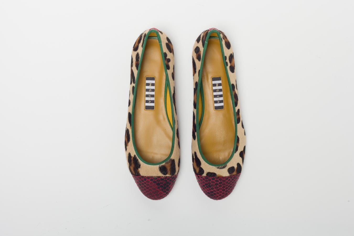 Con mezcla de diferentes animal print y, además, detalles de color, este modelo es de Mislita (129 euros).