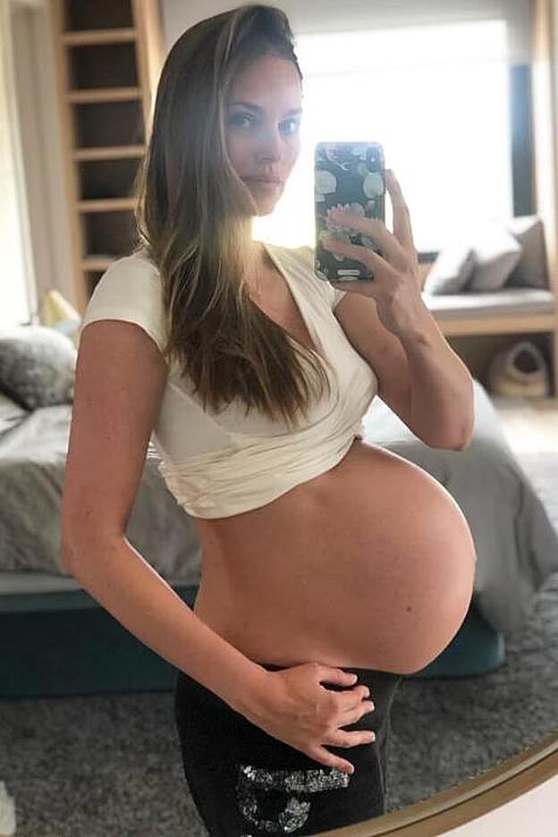 Hace un año, la modelo nos mostraba su tripita y parte de su dormitorio.