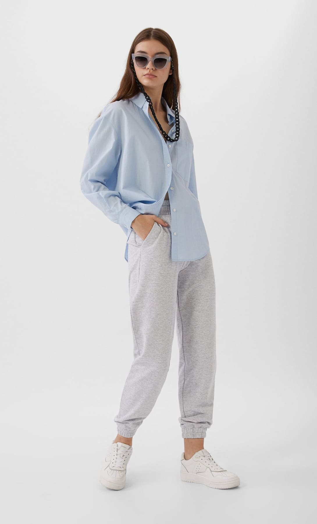 La propuesta de Stradivarius es la más clásica y la que más nos recuerda al chándal: los jogger gris claro. (12,99 euros). Reinvéntalos combinándolos con una blusa azul bebé y acertarás.