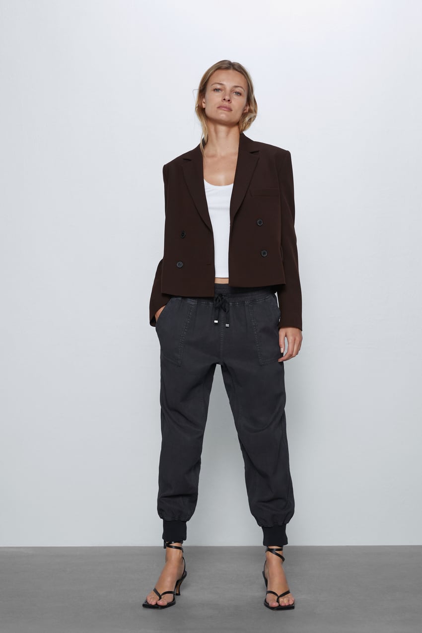 Estos pantalones jogger son perfectos para estrenar en casa y para sacarles partido en looks de trabajo. (29,95 euros). ¿Ideas? La americana cropped y las sandalias de tacón combinan a la perfección