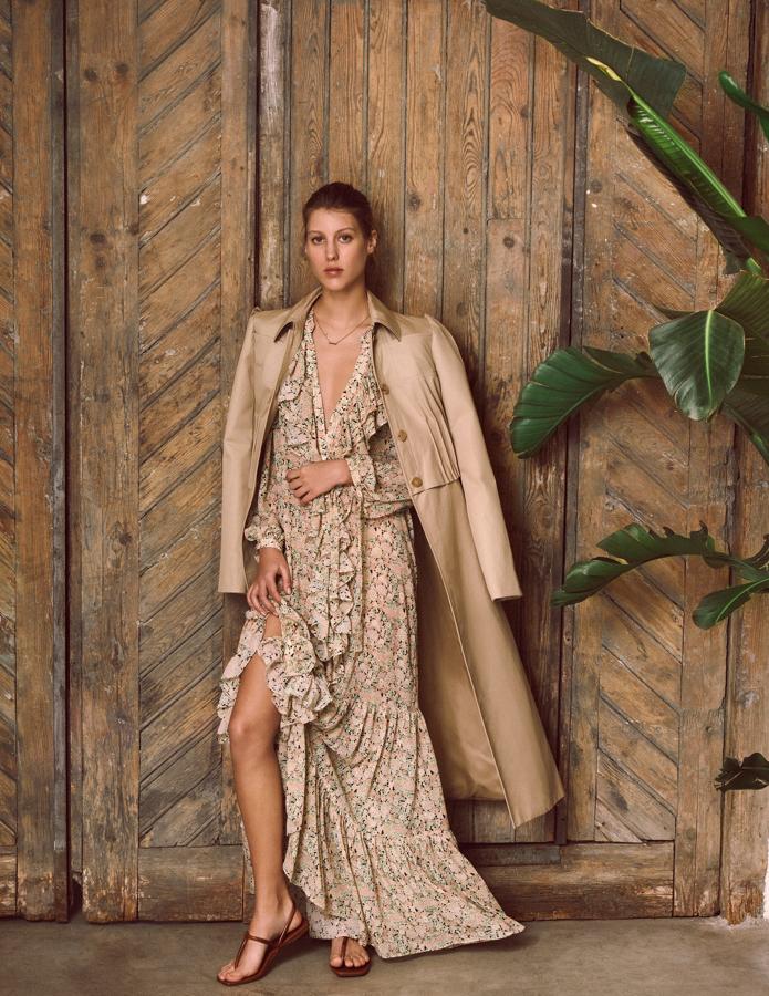 Vestido de Mango, gabardina de Nina Ricci, sandalias de Pedro García y colgante de Aristocrazy.