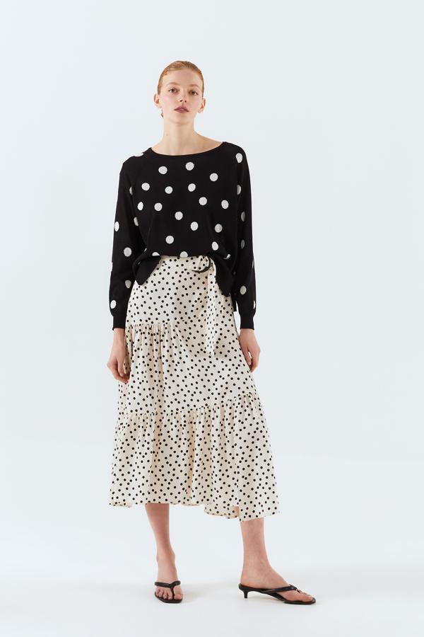 Por si refresca, mejor ir a la última tendencia con este jersey estampado con lunares blanco y cuello caja. Cuesta 19,99 euros y está disponible en las tallas S, M y L.