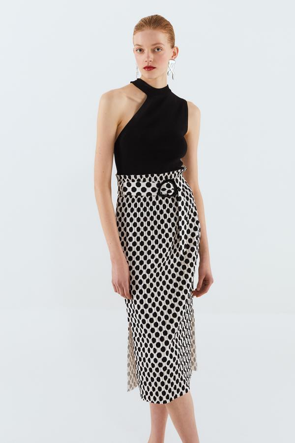 Con detalle de cinturón con hebilla a contraste y aberturas laterales, esta falda midi plisada de cintura alta y con lunares medios, cuesta 19,99 euros y está disponible en las tallas S, M y L.