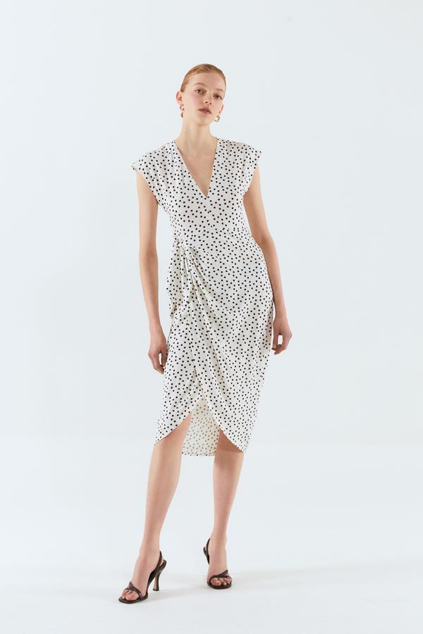 Si Zara lo convirtió en el vestido más deseado de la temporada pasada, Sfera puede hacer lo propio este año con este vestido midi con escote de pico y detalle de nudo delantero. Confeccionado en algodón y disponible en las tallas S, M y L, cuesta 17,99 euros.