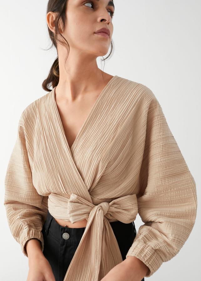 Plisada, con cierre cruzado que se termina con lazada, este modelo tan original es de & Other Stories (79 euros).