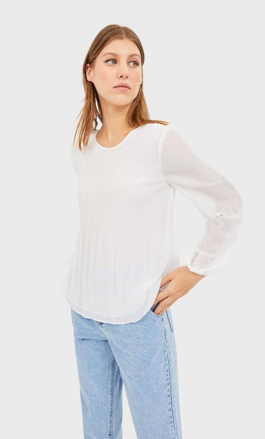 De manga larga y toda plisada, esta es de Stradivarius (17,99 euros).