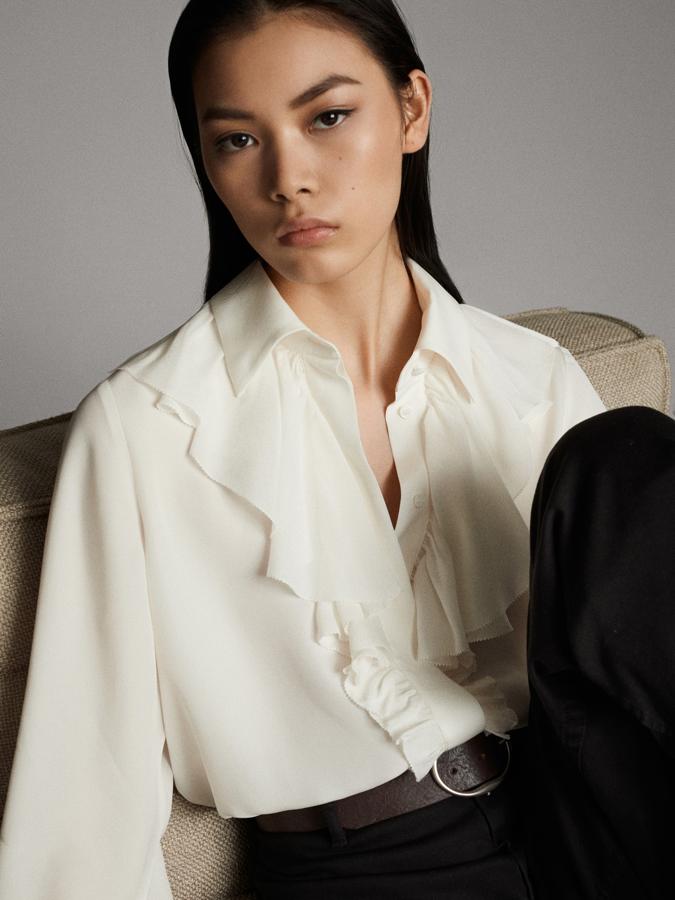 Para las más clásicas, esta es de gasa en blanco roto con un volante en el frontal. De Massimo Dutti (39,95 euros).