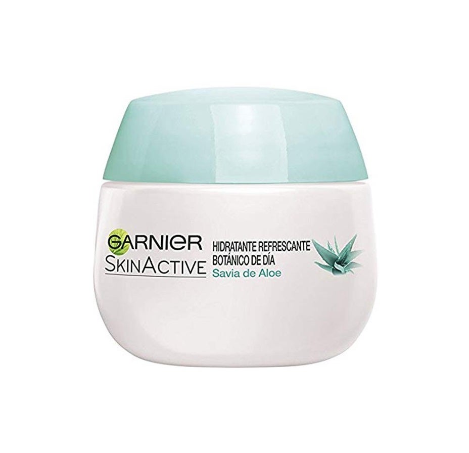 El 96% de los ingredientes naturales de la  crema Hidratante Refrescante Botánico de Garnier Skin Active , entre ellos la Savia de Aloe, se encargan de aportar luminosidad, jugosidad de hidratación al rostro hasta 48 horas. Además de protegerlo de las agresiones externas. Un best seller low cost de belleza que cuesta menos de cinco euros y que puedes encontrar en la mayor parte de los supermercados.