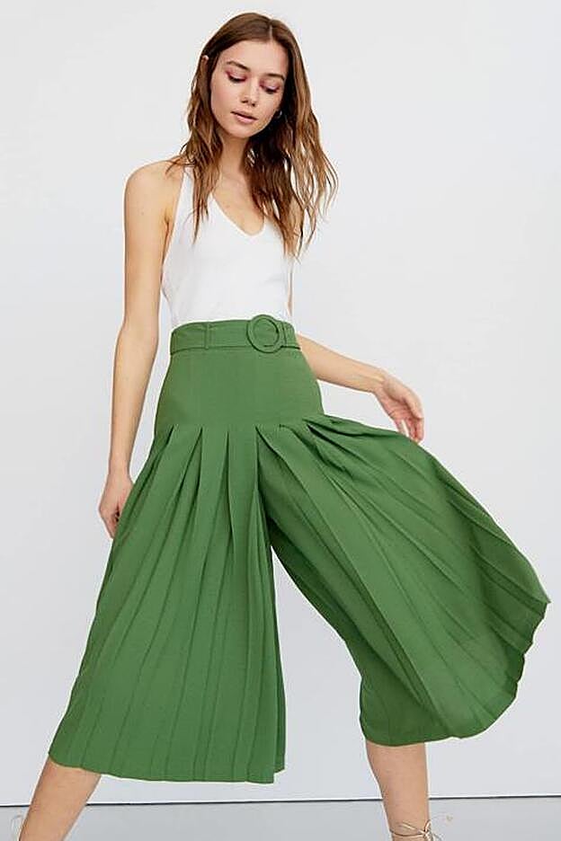 Esta es la falda pantalón que propone Stradivarius para esta primavera. Cuesta 25,99 euros y ya se está empezando a agotar.