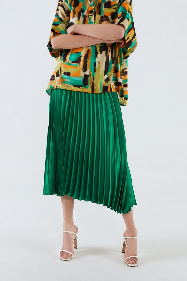 Y por último, pero no menos importanto, no nos hemos podido resistir a esta falda de Sfera por su color, (29,99 euros).