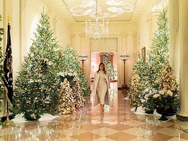 Melania Trump en la Casa Blanca durante su vídeo navideño.