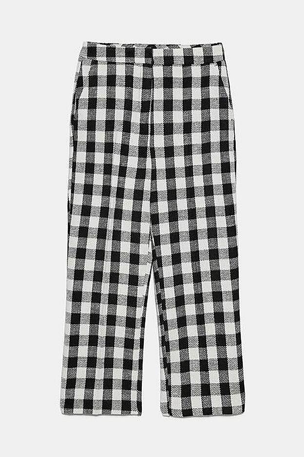 Pantalones de cuadros en blanco y negro, en tejido rústico, de Zara (29,95 euros).
