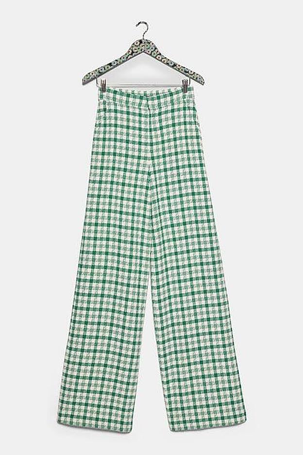 Pantalones de Zara, en cuadros vichy blanco y verde, de Zara (39,95 euros).