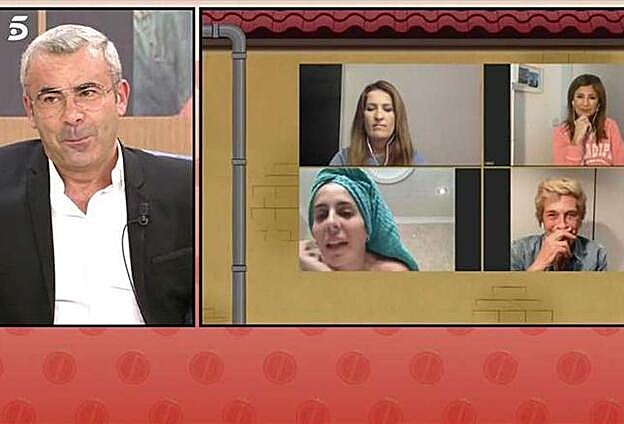 Jorge Javier Vázquez conecta con varias de sus colaboradoras mediante videollamada.