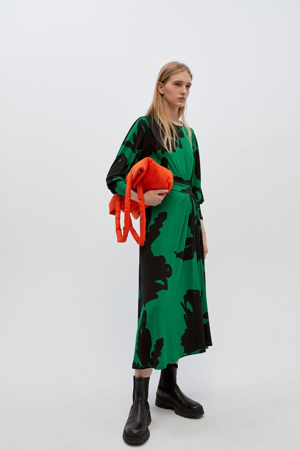 Vestido verde con manchas negras de Sfera, (29,99 euros).