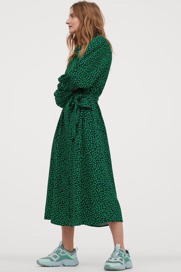Vestido verde con flores y manga larga de H&M, (29,99 euros).