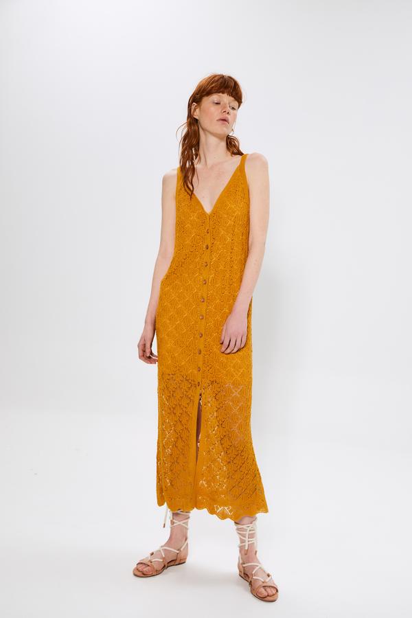 El crochet es tendencia y en Sfera hay uno en color mostazada por 39,95 euros.