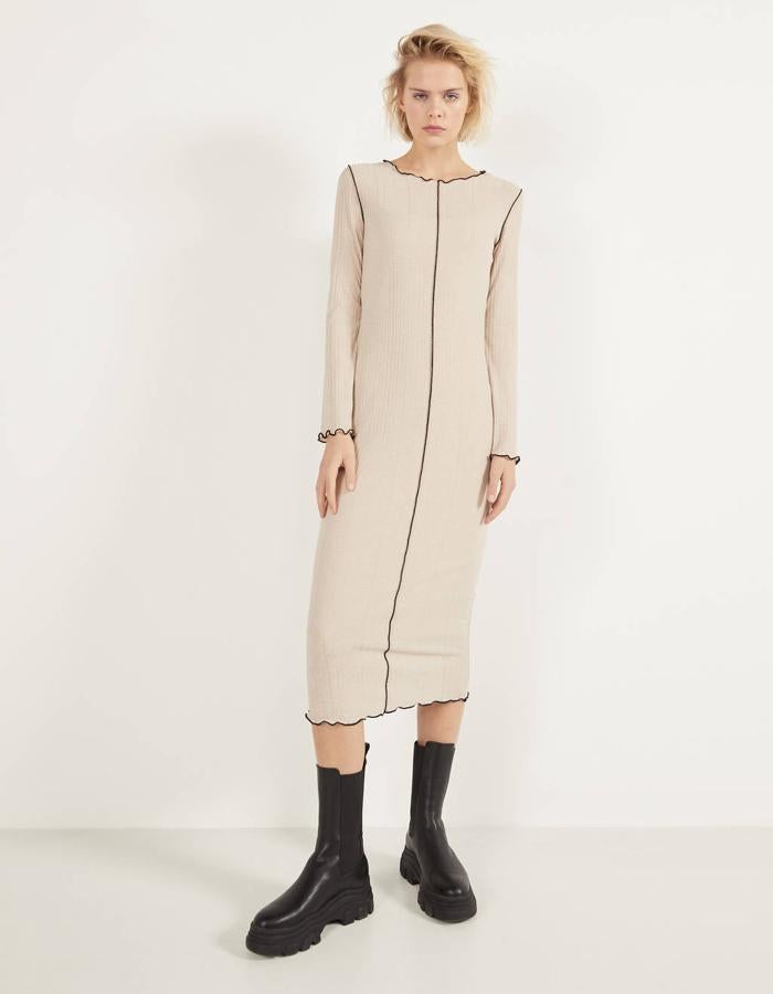 Con las costuras a contraste, Bershka propone este modelo original de corte recto qeu además está rebajado a 11,99 euros.