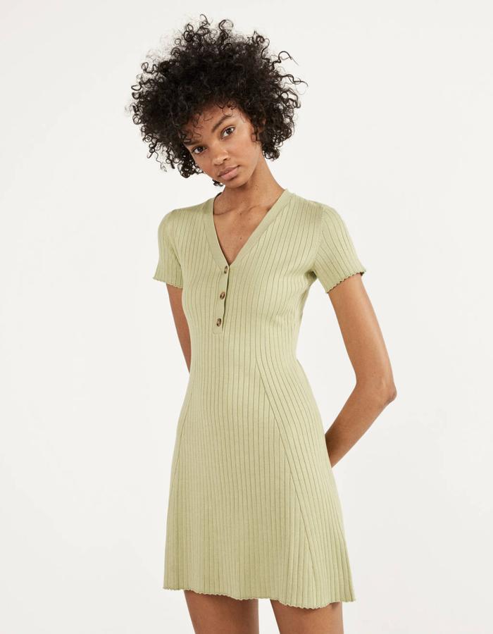 La opción corta la tiene Bershka con este modelo de canalé que cuesta 17,99 euros.